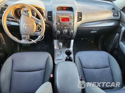 Zdjęcie 8 z 12 samochodu: 2011 KIA SORENTO LX VIN:5XYKTDA17BG148304 - miniatura