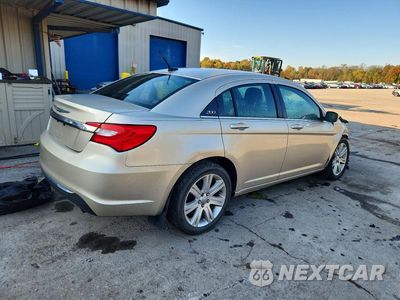 Trzecie zdjęcie samochodu z tyłu: 2013 CHRYSLER 200 LX VIN:1C3CCBAB6DN764772 - miniatura