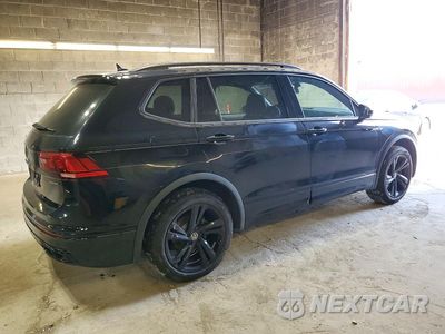 Trzecie zdjęcie samochodu z tyłu: 2024 VOLKSWAGEN TIGUAN SE R-LINE BLACK VIN:3VV8B7AXXRM182271 - miniatura