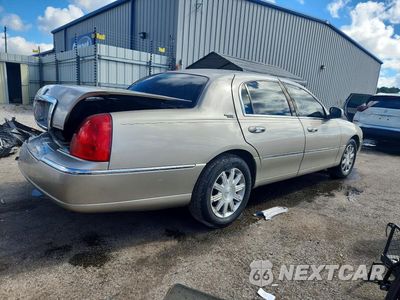 Trzecie zdjęcie samochodu z tyłu: 2010 LINCOLN TOWN CAR SIGNATURE LIMITED VIN:2LNBL8CV0AX604054 - miniatura