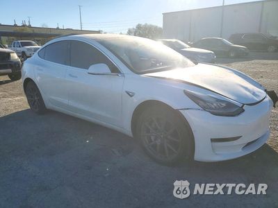 Czwarte zdjęcie samochodu z boku: 2019 TESLA MODEL 3 VIN:5YJ3E1EB3KF517778 - miniatura
