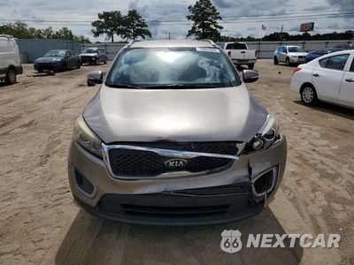 Piąte zdjęcie samochodu w środku: 2016 KIA SORENTO LX VIN:5XYPG4A31GG181530 - miniatura