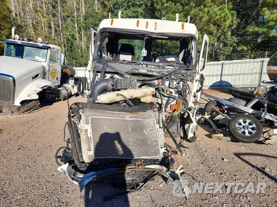 Piąte zdjęcie samochodu w środku: 2020 FREIGHTLINER CASCADIA 1 - SEMI TRUCK VIN:1FUJHLDV0LLLY9206 - miniatura