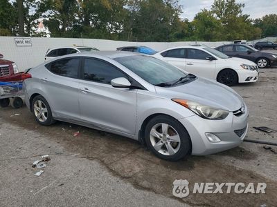 Czwarte zdjęcie samochodu z boku: 2013 HYUNDAI ELANTRA GLS VIN:5NPDH4AE7DH451608 - miniatura