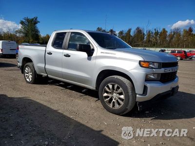 Czwarte zdjęcie samochodu z boku: 2021 CHEVROLET SILVERADO K1500 CUSTOM VIN:1GCRYBEK0MZ305005 - miniatura