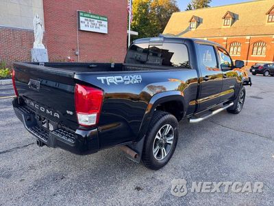 Czwarte zdjęcie samochodu z boku: 2018 TOYOTA TACOMA TRD SPORT VIN:3TMDZ5BN2JM048756 - miniatura