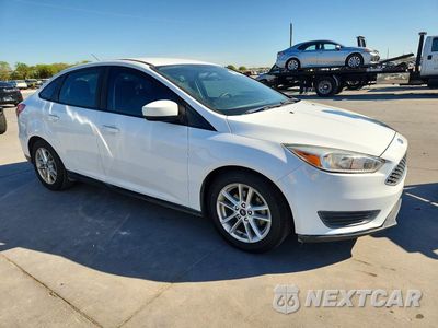 Czwarte zdjęcie samochodu z boku: 2018 FORD FOCUS SE VIN:1FADP3F28JL302570 - miniatura