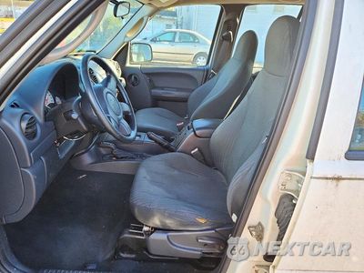 Zdjęcie 7 z 13 samochodu: 2004 JEEP LIBERTY SPORT VIN:1J4GL48KX4W109839 - miniatura