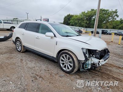 Czwarte zdjęcie samochodu z boku: 2015 LINCOLN MKT VIN:2LMHJ5AT4FBL04784 - miniatura