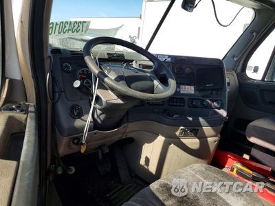 Zdjęcie 8 z 13 samochodu: 2017 FREIGHTLINER CASCADIA 113 SEMI TRUCK VIN:3AKBGADVXHSJH0286 - miniatura
