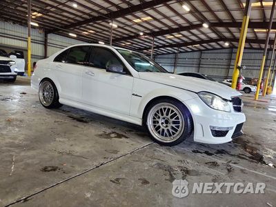 Czwarte zdjęcie samochodu z boku: 2014 MERCEDES-BENZ C 63 AMG VIN:WDDGF7HB4EA900676 - miniatura