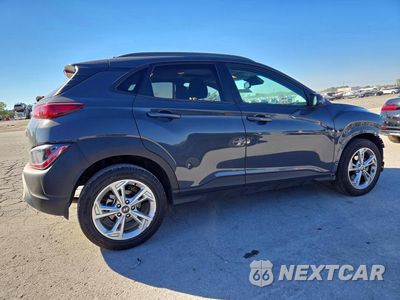 Trzecie zdjęcie samochodu z tyłu: 2023 HYUNDAI KONA SEL VIN:KM8K32AB8PU000242 - miniatura