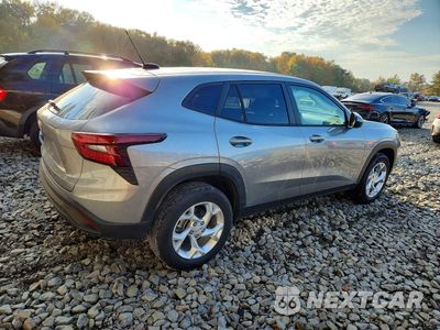 Trzecie zdjęcie samochodu z tyłu: 2024 CHEVROLET TRAX LS VIN:KL77LFE25RC104625 - miniatura
