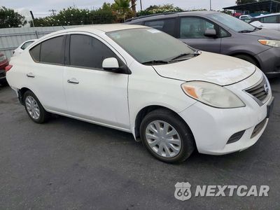 Czwarte zdjęcie samochodu z boku: 2013 NISSAN VERSA 1.6 S VIN:3N1CN7AP3DL884966 - miniatura