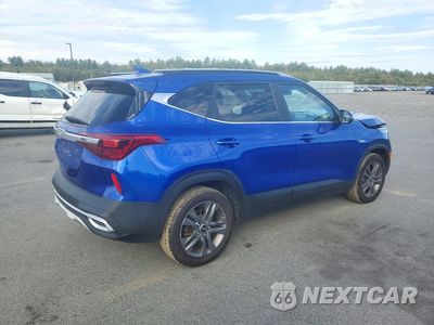 Trzecie zdjęcie samochodu z tyłu: 2023 KIA SELTOS S VIN:KNDEUCAA4P7398317 - miniatura