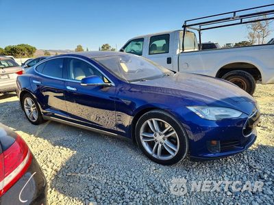 Czwarte zdjęcie samochodu z boku: 2015 TESLA MODEL S VIN:5YJSA1E18FF105165 - miniatura