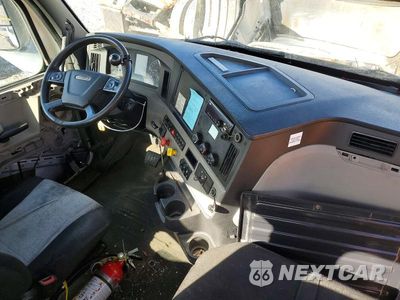 Zdjęcie 8 z 13 samochodu: 2018 FREIGHTLINER CASCADIA 126 SEMI TRUCK VIN:3AKJHLDV7JSJX5301 - miniatura