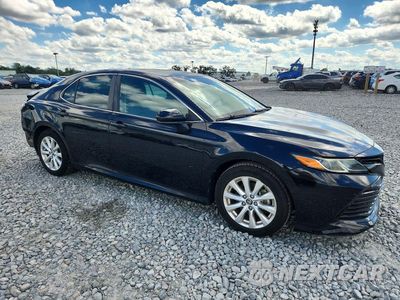 Czwarte zdjęcie samochodu z boku: 2018 TOYOTA CAMRY LE VIN:4T1B11HK2JU023657 - miniatura