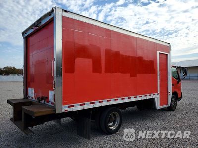 Trzecie zdjęcie samochodu z tyłu: 2017 HINO 195 BOX TRUCK VIN:JHHSDM2H8HK005726 - miniatura