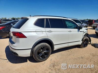 Trzecie zdjęcie samochodu z tyłu: 2023 VOLKSWAGEN TIGUAN SE R-LINE BLACK VIN:3VVCB7AX8PM106507 - miniatura