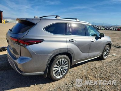 Trzecie zdjęcie samochodu z tyłu: 2025 TOYOTA HIGHLANDER HYBRID LIMITED 25TH EDITION VIN:5TDKBRCH9SS648672 - miniatura