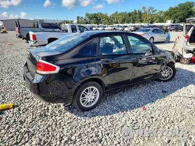 Trzecie zdjęcie samochodu z tyłu: 2010 FORD FOCUS SE VIN:1FAHP3FN0AW294880 - miniatura