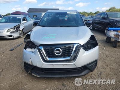 Piąte zdjęcie samochodu w środku: 2018 NISSAN KICKS S VIN:3N1CP5CU7JL542420 - miniatura