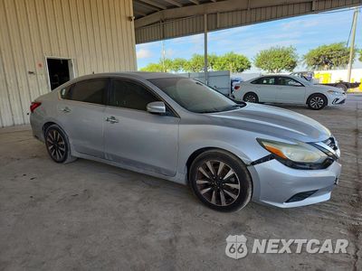 Czwarte zdjęcie samochodu z boku: 2018 NISSAN ALTIMA 2.5 SV VIN:1N4AL3AP9JC161008 - miniatura