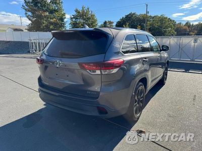 Trzecie zdjęcie samochodu z tyłu: 2019 TOYOTA HIGHLANDER SE VIN:5TDJZRFH0KS617801 - miniatura