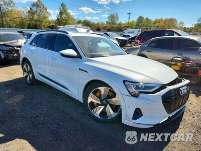 Czwarte zdjęcie samochodu z boku: 2022 AUDI E-TRON PREMIUM PLUS VIN:WA1LAAGEXNB012826 - miniatura