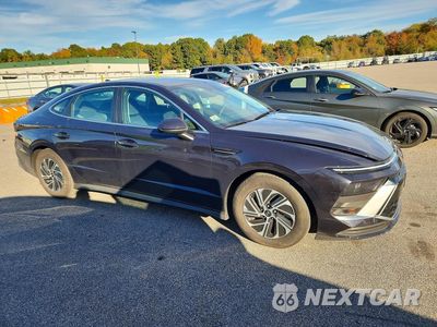 Czwarte zdjęcie samochodu z boku: 2026 HYUNDAI SONATA HYBRID BLUE VIN:KMHL24JJ1TA170593 - miniatura