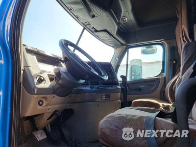 Zdjęcie 7 z 13 samochodu: 2015 FREIGHTLINER CASCADIA SEMI TRUCK VIN:3AKJGLD58FSGD9995 - miniatura