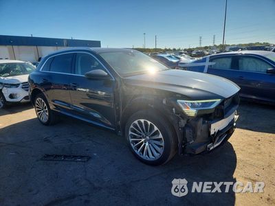 Czwarte zdjęcie samochodu z boku: 2019 AUDI E-TRON PRESTIGE VIN:WA1VABGE1KB009100 - miniatura