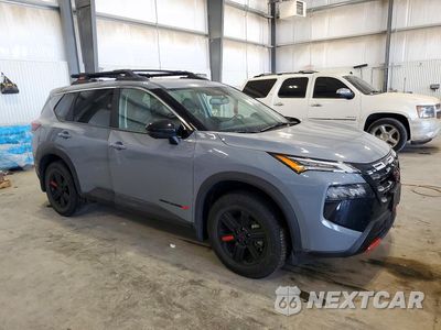 Czwarte zdjęcie samochodu z boku: 2026 NISSAN ROGUE ROCK CREEK VIN:5N1BT3BB0TC672347 - miniatura