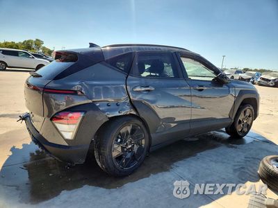 Trzecie zdjęcie samochodu z tyłu: 2026 HYUNDAI KONA SEL SPORT VIN:KM8HF3AB6TU467001 - miniatura