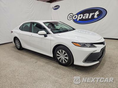 Czwarte zdjęcie samochodu z boku: 2023 TOYOTA CAMRY HYBRID LE VIN:4T1C31AKXPU055211 - miniatura