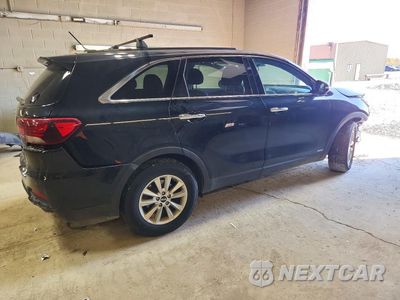 Trzecie zdjęcie samochodu z tyłu: 2019 KIA SORENTO LX V6 VIN:5XYPGDA51KG446666 - miniatura