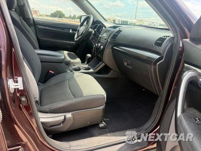 Piąte zdjęcie samochodu w środku: 2013 KIA SORENTO LX VIN:5XYKT3A68DG391838 - miniatura
