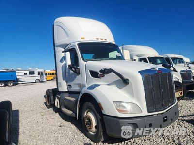 Czwarte zdjęcie samochodu z boku: 2018 PETERBILT 579 SEMI TRUCK VIN:1XPBA48X6JD478009 - miniatura