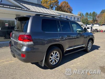 Czwarte zdjęcie samochodu z boku: 2017 TOYOTA LAND CRUISER BASE VIN:JTMCY7AJ9H4058800 - miniatura
