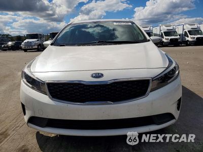Piąte zdjęcie samochodu w środku: 2017 KIA FORTE LX VIN:3KPFL4A74HE144836 - miniatura