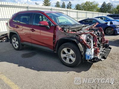 Czwarte zdjęcie samochodu z boku: 2021 TOYOTA RAV4 XLE VIN:2T3P1RFV8MW192448 - miniatura
