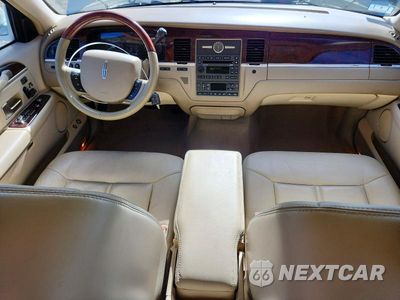 Zdjęcie 8 z 12 samochodu: 2007 LINCOLN TOWN CAR SIGNATURE LIMITED VIN:1LNHM82W47Y611101 - miniatura