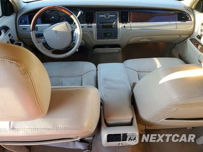 Zdjęcie 8 z 12 samochodu: 2008 LINCOLN TOWN CAR SIGNATURE LIMITED VIN:2LNHM82W98X658738 - miniatura