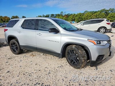 Czwarte zdjęcie samochodu z boku: 2021 CHEVROLET TRAVERSE LS VIN:1GNERFKW8MJ254854 - miniatura