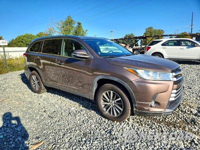 Czwarte zdjęcie samochodu z boku: 2019 TOYOTA HIGHLANDER XLE VIN:5TDKZRFH6KS332332 - miniatura