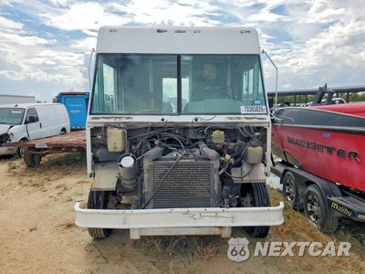 Piąte zdjęcie samochodu w środku: 2001 FREIGHTLINER MT45G CHASSIS DELIVERY TRUCK VIN:4UZAANBW91CJ66920 - miniatura