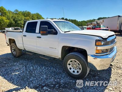 Czwarte zdjęcie samochodu z boku: 2019 CHEVROLET SILVERADO K2500 HEAVY DUTY VIN:1GC1KREG1KF179030 - miniatura
