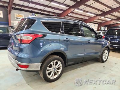 Trzecie zdjęcie samochodu z tyłu: 2018 FORD ESCAPE SE VIN:1FMCU9GD4JUA58214 - miniatura