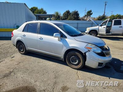 Czwarte zdjęcie samochodu z boku: 2011 NISSAN VERSA 1.8 S VIN:3N1BC1AP7BL470374 - miniatura